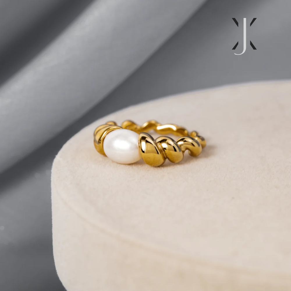 Dana – Bague Tordue avec Perle Élégante