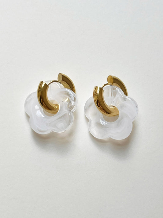 Créoles donut blanches avec pendentif fleur