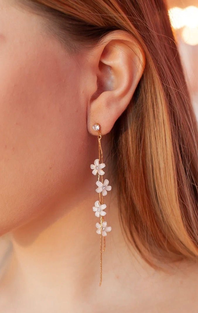 Boucles d'oreilles Fleurs Blanches et Fils Dorés