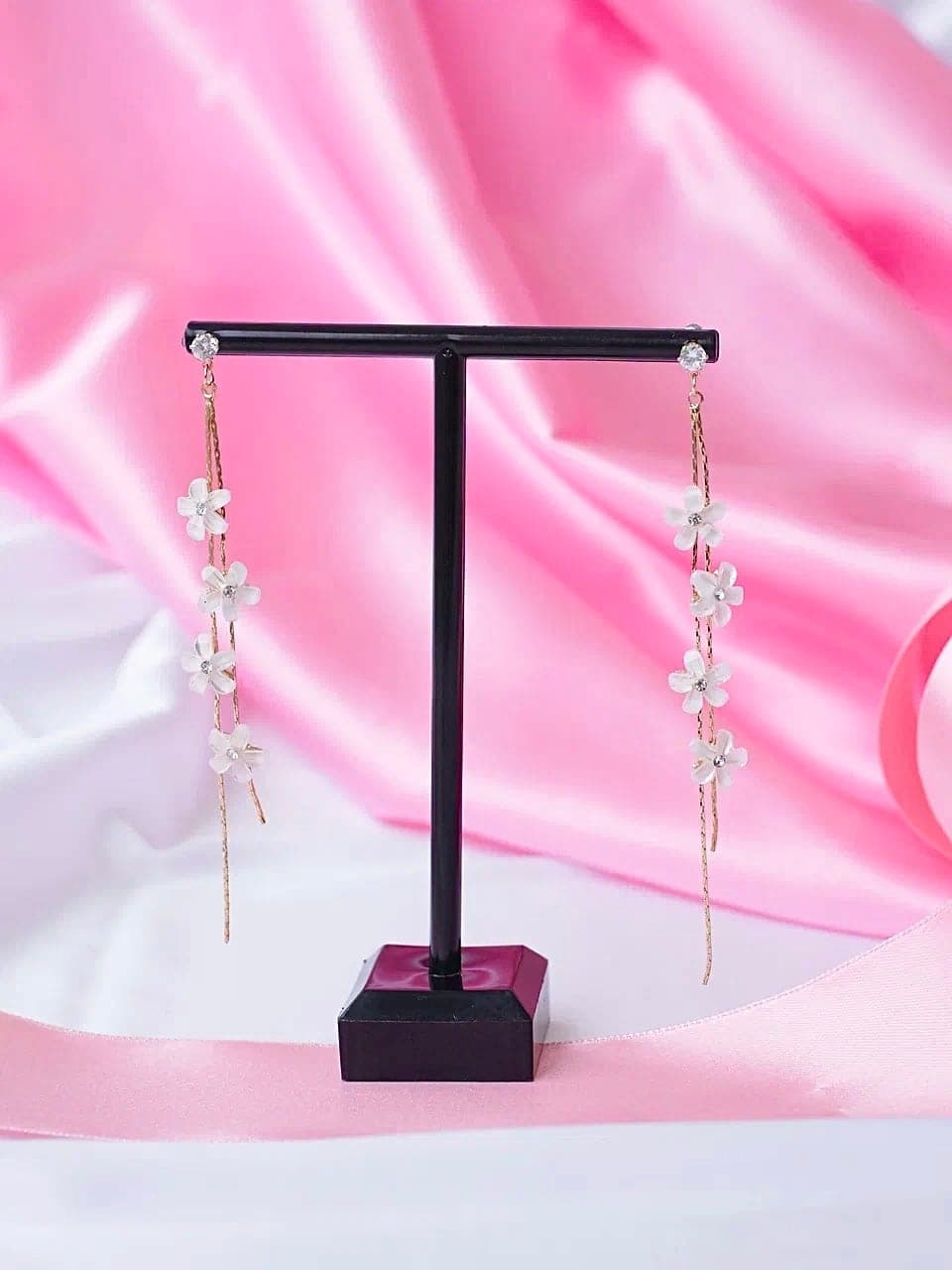 Boucles d'oreilles Fleurs Blanches et Fils Dorés