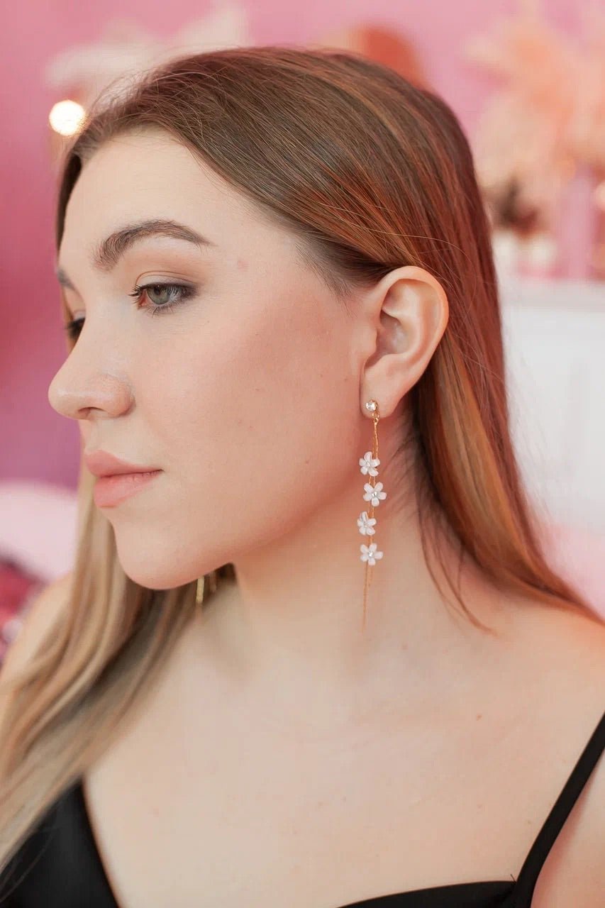 Boucles d'oreilles Fleurs Blanches et Fils Dorés