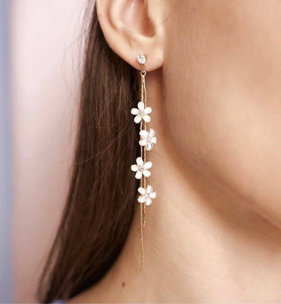 Yuri - Boucles d'oreilles à fils de jasmin blancs