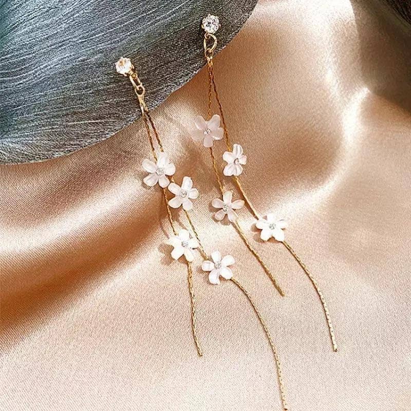 Yuri - Boucles d'oreilles à fils de jasmin blancs