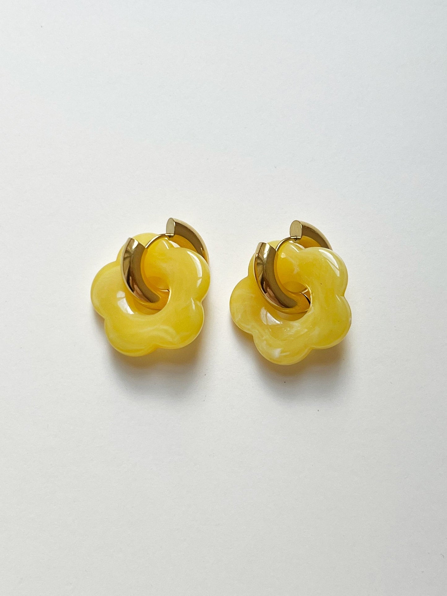 Gelbe Donut- Créoles avec pendentif fleur